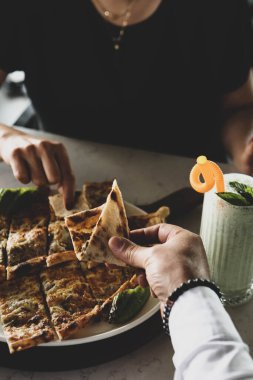 Geleneksel Türkçe fırında pide. Türk pizzası, Orta Doğu aperatifleri. Türk mutfağı. Et ile doldurulmuş çam