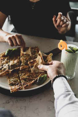 Geleneksel Türkçe fırında pide. Türk pizzası, Orta Doğu aperatifleri. Türk mutfağı. Et ile doldurulmuş çam