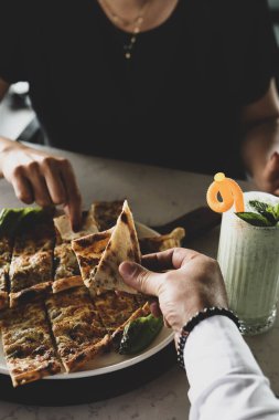 Geleneksel Türkçe fırında pide. Türk pizzası, Orta Doğu aperatifleri. Türk mutfağı. Et ile doldurulmuş çam