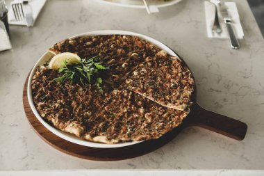 Geleneksel Türkçe fırında pide. Türk pizzası, Orta Doğu aperatifleri. Türk mutfağı. Et ile doldurulmuş çam