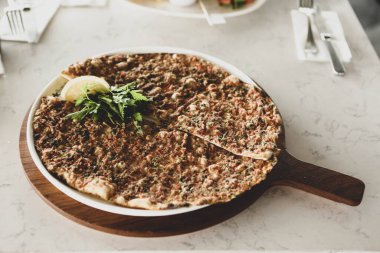 Geleneksel Türkçe fırında pide. Türk pizzası, Orta Doğu aperatifleri. Türk mutfağı. Et ile doldurulmuş çam