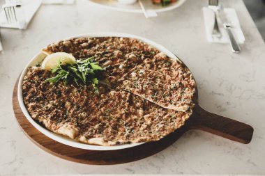 Geleneksel Türkçe fırında pide. Türk pizzası, Orta Doğu aperatifleri. Türk mutfağı. Et ile doldurulmuş çam
