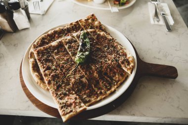 Geleneksel Türkçe fırında pide. Türk pizzası, Orta Doğu aperatifleri. Türk mutfağı. Et ile doldurulmuş çam