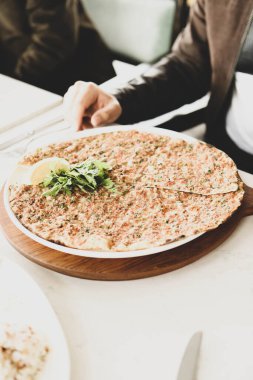 Geleneksel Türkçe fırında pide. Türk pizzası, Orta Doğu aperatifleri. Türk mutfağı. Et ile doldurulmuş çam
