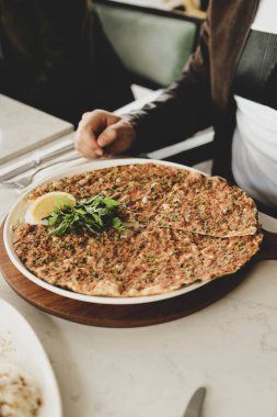 Geleneksel Türkçe fırında pide. Türk pizzası, Orta Doğu aperatifleri. Türk mutfağı. Et ile doldurulmuş çam
