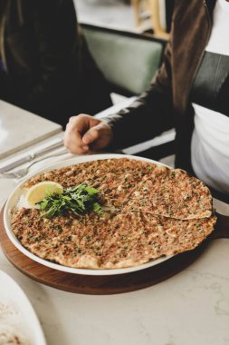 Geleneksel Türkçe fırında pide. Türk pizzası, Orta Doğu aperatifleri. Türk mutfağı. Et ile doldurulmuş çam