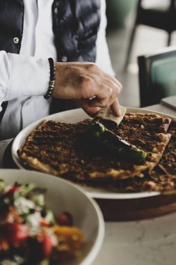 Geleneksel Türkçe fırında pide. Türk pizzası, Orta Doğu aperatifleri. Türk mutfağı. Et ile doldurulmuş çam