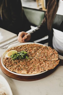 Geleneksel Türkçe fırında pide. Türk pizzası, Orta Doğu aperatifleri. Türk mutfağı. Et ile doldurulmuş çam