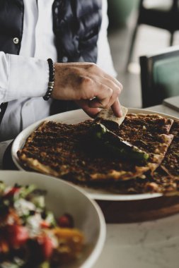 Geleneksel Türkçe fırında pide. Türk pizzası, Orta Doğu aperatifleri. Türk mutfağı. Et ile doldurulmuş çam