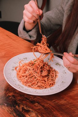 Lezzetli soslu lezzetli klasik İtalyan makarnası..