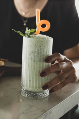 Türk Ayran içmek veya Kefir / ayran yoğurt ile yapılan.