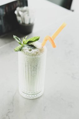 Türk Ayran içmek veya Kefir / ayran yoğurt ile yapılan.