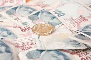 Türk lira banknotları ve bitcoin paraları