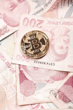 Türk lira banknotları ve bitcoin paraları