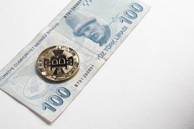 Türk lira banknotları ve bitcoin paraları
