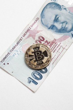Türk lira banknotları ve bitcoin paraları