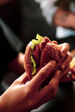 Taze sebzeli ev yapımı hamburger.