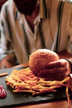 Taze sebzeli ev yapımı hamburger.