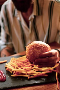 Taze sebzeli ev yapımı hamburger.