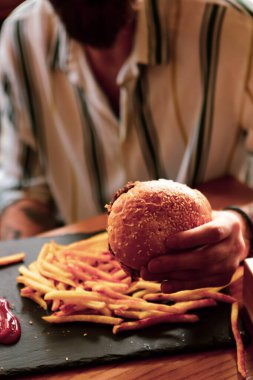 Taze sebzeli ev yapımı hamburger.