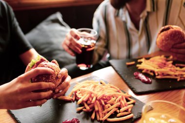 Taze sebzeli ev yapımı hamburger.