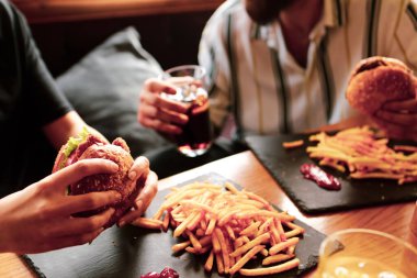 Taze sebzeli ev yapımı hamburger.