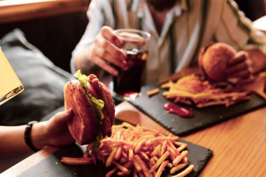 Taze sebzeli ev yapımı hamburger.