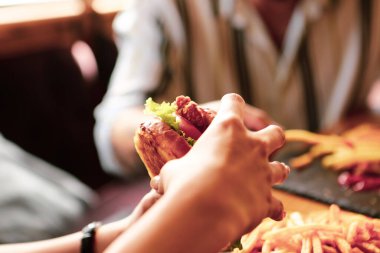 Taze sebzeli ev yapımı hamburger.