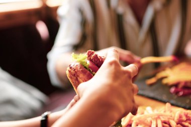 Taze sebzeli ev yapımı hamburger.