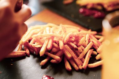 Taze sebzeli ev yapımı hamburger.