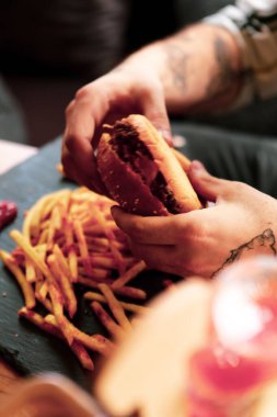 Taze sebzeli ev yapımı hamburger.