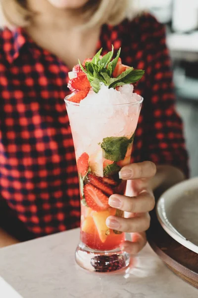 Lokantadaki masada alkol kokteyli.