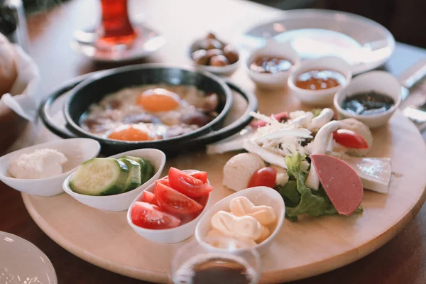 Reichhaltiges Und Köstliches Türkisches Frühstück — Stockfoto