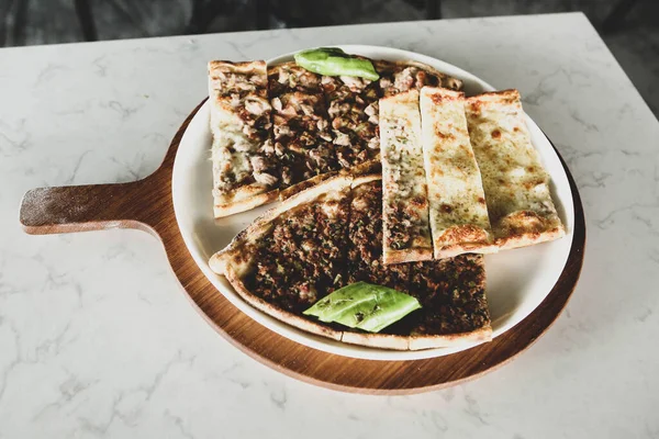 Geleneksel Türkçe fırında pide. Türk pizzası, Orta Doğu aperatifleri. Türk mutfağı. Et ile doldurulmuş çam