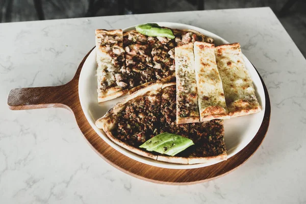 Geleneksel Türkçe fırında pide. Türk pizzası, Orta Doğu aperatifleri. Türk mutfağı. Et ile doldurulmuş çam