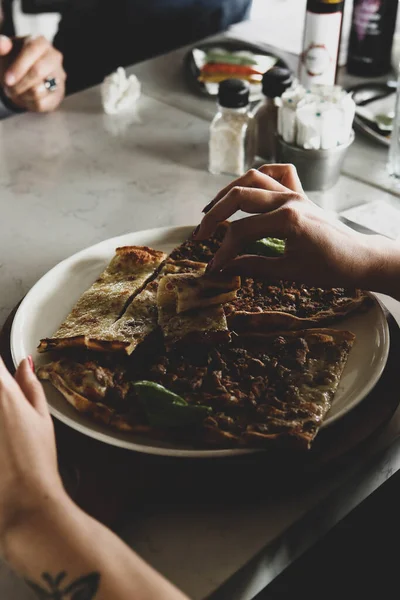 Tradycyjne Tureckie Pieczone Pide Danie Turecka Pizzeria Przystawki Bliskiego Wschodu — Zdjęcie stockowe