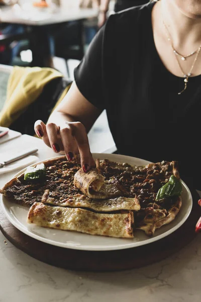 Tradycyjne Tureckie Pieczone Pide Danie Turecka Pizzeria Przystawki Bliskiego Wschodu — Zdjęcie stockowe