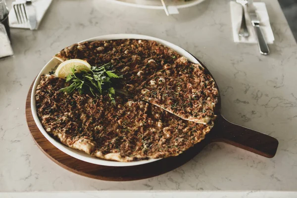 Geleneksel Türkçe fırında pide. Türk pizzası, Orta Doğu aperatifleri. Türk mutfağı. Et ile doldurulmuş çam