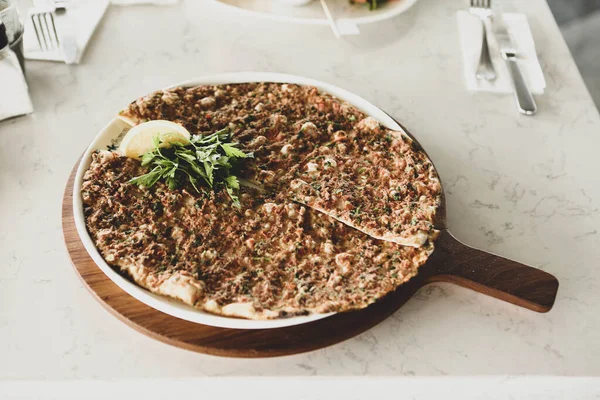 Geleneksel Türkçe fırında pide. Türk pizzası, Orta Doğu aperatifleri. Türk mutfağı. Et ile doldurulmuş çam