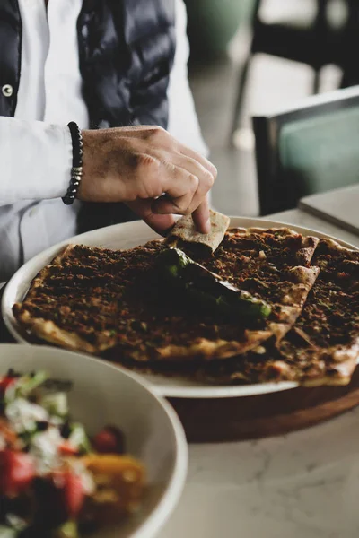 トルコの伝統的な焼き皿のパイド トルコのピザのピード 中東の前菜 トルコ料理 肉詰め物でパイド — ストック写真