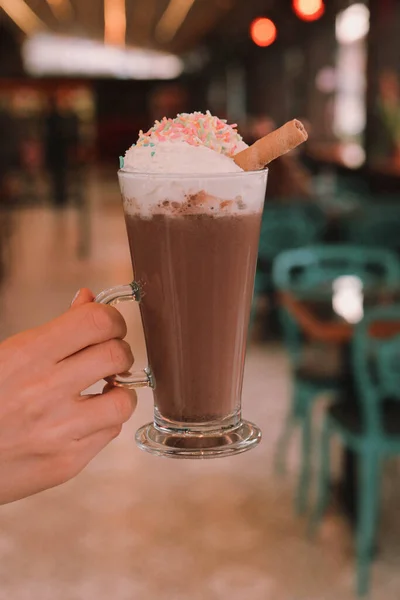 Caffè Freddo Con Latte Caffe Macchiato Donna Possesso Tazza Vetro — Foto Stock