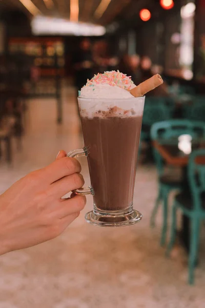 Mrożona Kawa Mlekiem Mrożona Kawa Latte Kobieta Trzymająca Szklaną Filiżankę — Zdjęcie stockowe