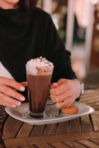 Mrożona Kawa Mlekiem Mrożona Kawa Latte Kobieta Trzymająca Szklaną Filiżankę — Zdjęcie stockowe