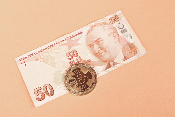 土耳其里拉钞票和比特币 — 图库照片