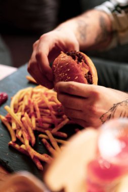 Taze sebzeli ev yapımı hamburger.