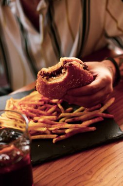 Taze sebzeli ev yapımı hamburger.