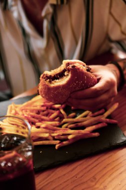 Taze sebzeli ev yapımı hamburger.