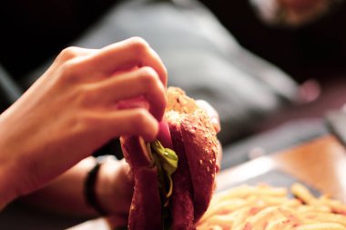 Taze sebzeli ev yapımı hamburger.