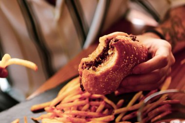 Taze sebzeli ev yapımı hamburger.