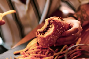 Taze sebzeli ev yapımı hamburger.